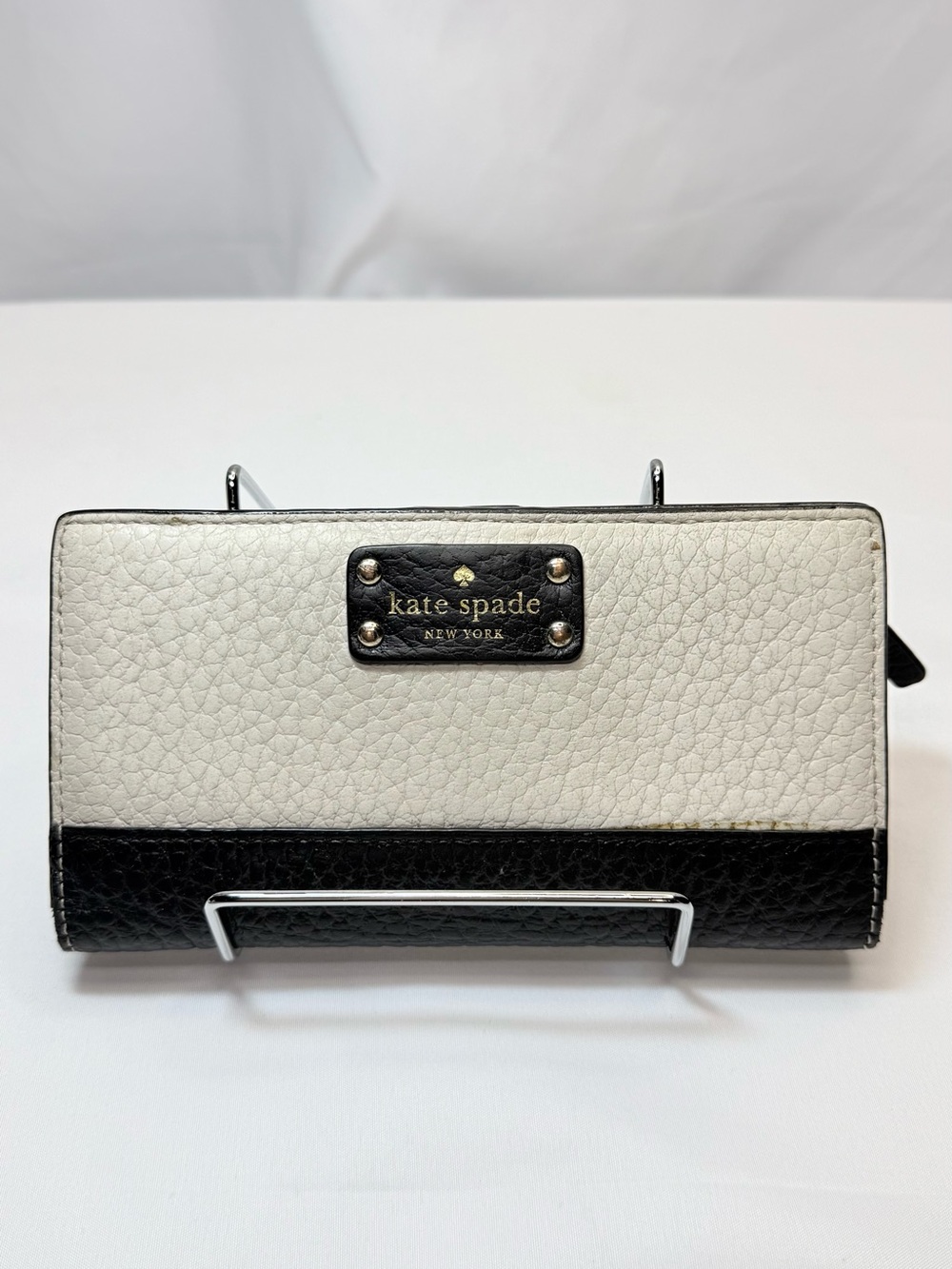 Kate Spade New York Bay Street Stacy Pebble Leather Wallet in Black & Off White